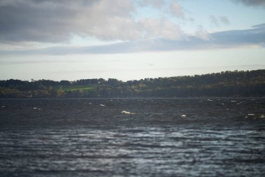 İlkbaharda su ışınları üzerinde bir ada