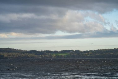 İlkbaharda su ışınları üzerinde bir ada