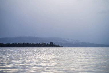 Suyun üzerindeki tepeler Gün batımı 