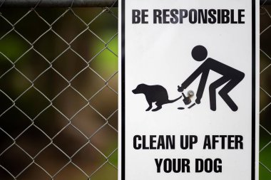 Avustralya 'da bir parktan köpek kakası tabelası al.