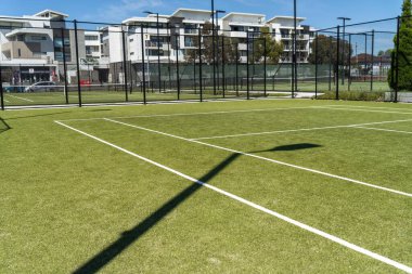 Sentetik kort yazın parkta, tenis kortu ise Amerika 'da.