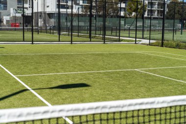 Avustralya 'da bir tenis kortunda sentetik tenis kortu.