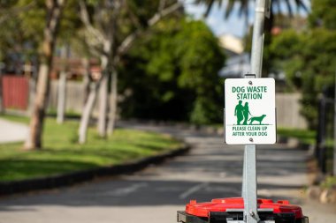 Yazın Avustralya 'da bir parkta köpek işareti.