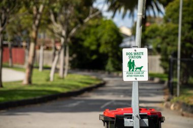 Yazın Avustralya 'da bir parkta köpek işareti.