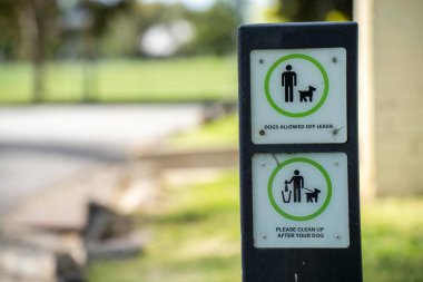 Yazın Avustralya 'da bir parkta köpek işareti.