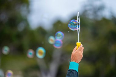 Baharda Avustralya 'da sahilde baloncuklar uçuşuyor.