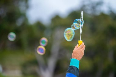 Baharda Avustralya 'da sahilde baloncuklar uçuşuyor.