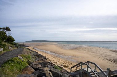 Avustralya sahillerinde yürüyorum Melbourne Avustralya 'da sular çekildiğinde 