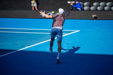 Kalabalıkta sırt çantalı bir turist stadyumda spor müsabakası izliyor. Avustralya 'daki Avustralya Açık Tenis Turnuvası' nda spor taraftarları tezahürat yapıyor ve tenis seyrediyor. Sıcak yaz sporu hayranları, 