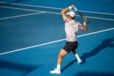 Yazın tenis oynuyorum.