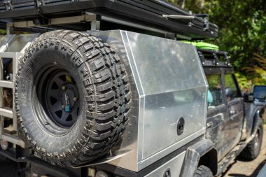 Kamp karavanı beyaz bir arabaya bağlı. SUV güvenlik zinciri olan bir karavanı çekiyor. 