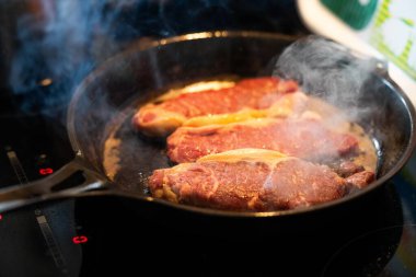 Yazın Avustralya 'da bir tavada wagyu bifteği pişirmek.