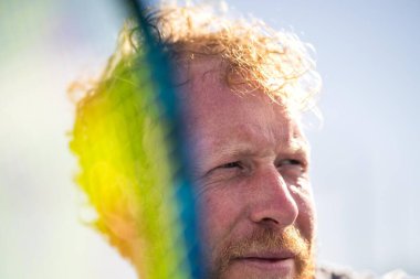 Amatör tenisçi Melbourne, Avustralya 'da çimlerin üzerinde tenis oynuyor.