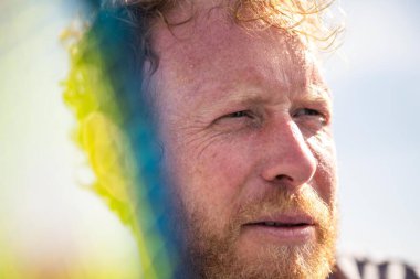 Yazın güneşin altında atlet eğitimi. Tenis oynarken, yakın plan portre.