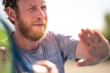 Yazın güneşin altında atlet eğitimi. Tenis oynarken, yakın plan portre.