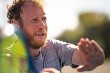 Yazın tenis oynuyorum.