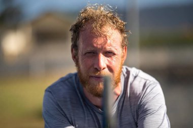 Mavi bir tenis kortunda tenis oynamak. İzleyen bir hayran kitlesiyle tenis oynuyorum.