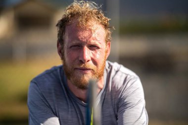 Yazın tenis oynuyorum.