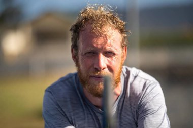 Amatör tenisçi Melbourne, Avustralya 'da çimlerin üzerinde tenis oynuyor.