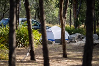 Karavan, ilkbaharda kamp alanının dışında kamp kuruyor.