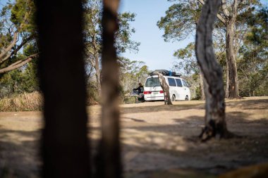 Karavan, ilkbaharda kamp alanının dışında kamp kuruyor.