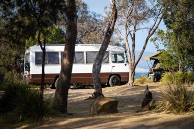 Karavan, ilkbaharda kamp alanının dışında kamp kuruyor.