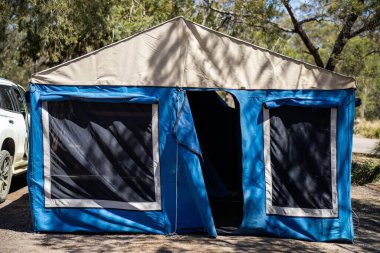 Avustralya 'da yaz aylarında ormanda bir parkta kamp kuran karavan çadırı.