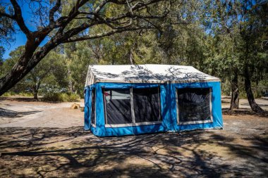 Avustralya 'da yaz aylarında ormanda bir parkta kamp kuran karavan çadırı.