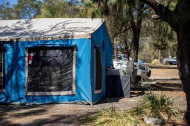 Avustralya 'da yaz aylarında ormanda bir parkta kamp kuran karavan çadırı.