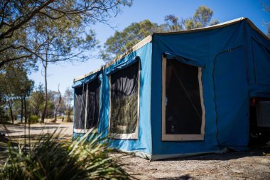 Avustralya 'da yaz aylarında ormanda bir parkta kamp kuran karavan çadırı.