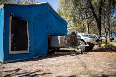 Avustralya 'da yaz aylarında ormanda bir parkta kamp kuran karavan çadırı.