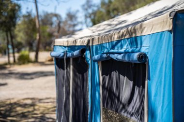 Avustralya 'da yaz aylarında ormanda bir parkta kamp kuran karavan çadırı.
