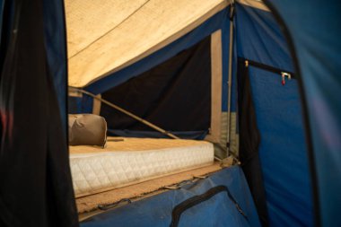 Ormandaki bir kamp alanında, gaz ocağında yemek pişirmek. Mavi bir karavanda yemek pişirmek. Milli parktaki çalılıklarda bir çadırda eğleniyorum.