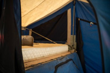 Ormandaki bir kamp alanında, gaz ocağında yemek pişirmek. Mavi bir karavanda yemek pişirmek. Milli parktaki çalılıklarda bir çadırda eğleniyorum.