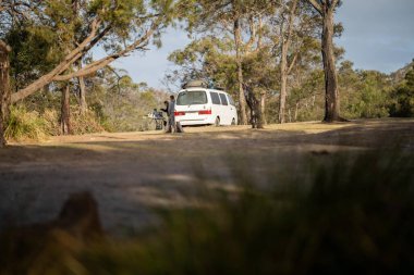 Avustralya 'da yaz aylarında ormanda bir parkta kamp kuran karavan çadırı.