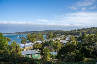 Yazın Avustralya 'nın sahil kıyısındaki evlerde.