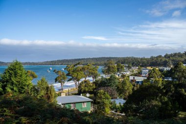 Yazın Avustralya 'nın sahil kıyısındaki evlerde.