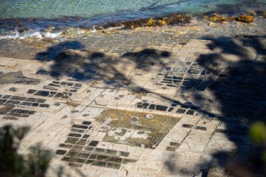 Tazmanya Avustralya 'da tesselleştirilmiş kaldırım turistlerin keşfiyle