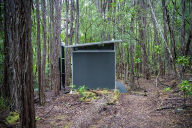 Çalılıktaki bir kamp alanında tuvalet bloğu. Ulusal parktaki tuvaletler. 