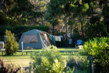 Karavan tatilde kamp alanında kamp yapıyor.