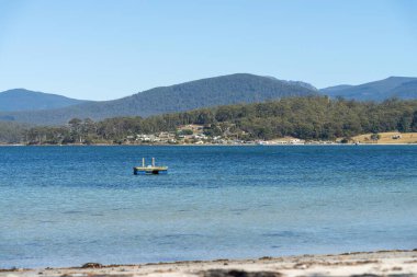 Yazın küçük bir sahil kasabasında sahilde yüzme platformu