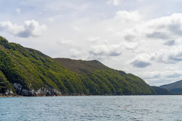 Avustralya kıyılarındaki güzel kayalık dağlar ve uçurumlar 