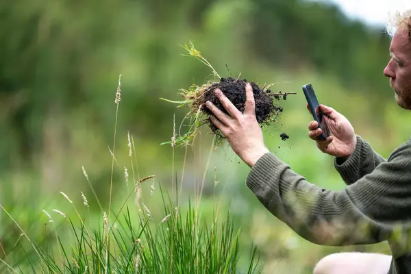 Toprak Bilimi Öğrencisi Tarımda Toprak Örneğine Bakıyor Avustralya Daki Bitki Stok Fotoğraf