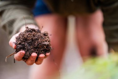 Şapka takan çiftçi güneş kadar zeki. bir alanda teknoloji, tablet ve telefon kullanarak, toprak ve bitki örneklerini inceleyerek,