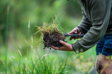 Çiftlikte tarımcılık yapan bir tarımcı. Toprak işleme uzmanı. Ev laboratuarında toprak testi yapıyor. Toprak yaşamına ve sağlığına bakıyorum.