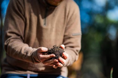 Çiftlikte tarımcılık yapan bir tarımcı. Toprak işleme uzmanı. Ev laboratuarında toprak testi yapıyor. Toprak hayatına ve sağlığına bakıyorum. toprak yaşam sağlığı