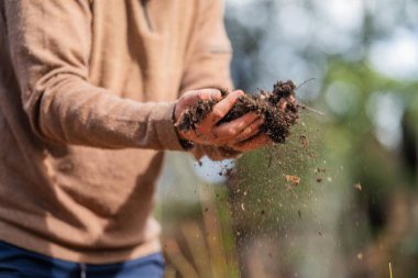 Üniversite öğrencisi orman sağlığı üzerine araştırma yapıyor. Çiftçi tarladaki bir test tüpünden toprak örnekleri topluyor. Agronomist Avustralya 'daki bir çiftlikte toprak karbon ve bitki sağlığını kontrol ediyor.
