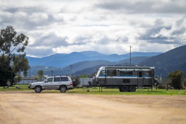 Karavan, ilkbaharda kamp alanının dışında kamp kuruyor.