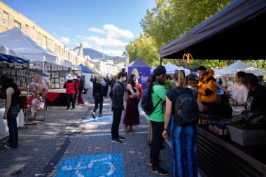 Avustralya 'da bir parkta hafta sonu pazarı. Hobart 'ta sebze ve meyve satan çiftçiler.