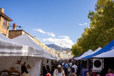 Çiftçi pazarında turist, Hobart Avustralya 'daki Salamanca pazarında.